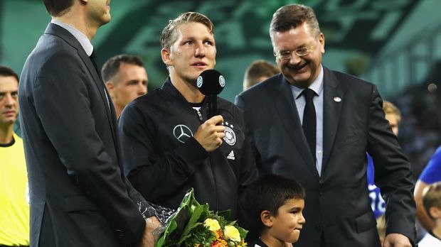 
                <strong>Schweinsteigers emotionaler DFB-Abschied</strong><br>
                Dann wendet er sich an die Zuschauer und hält eine kurze, ergreifende Rede. Ein wahrer Sportsmann.
              