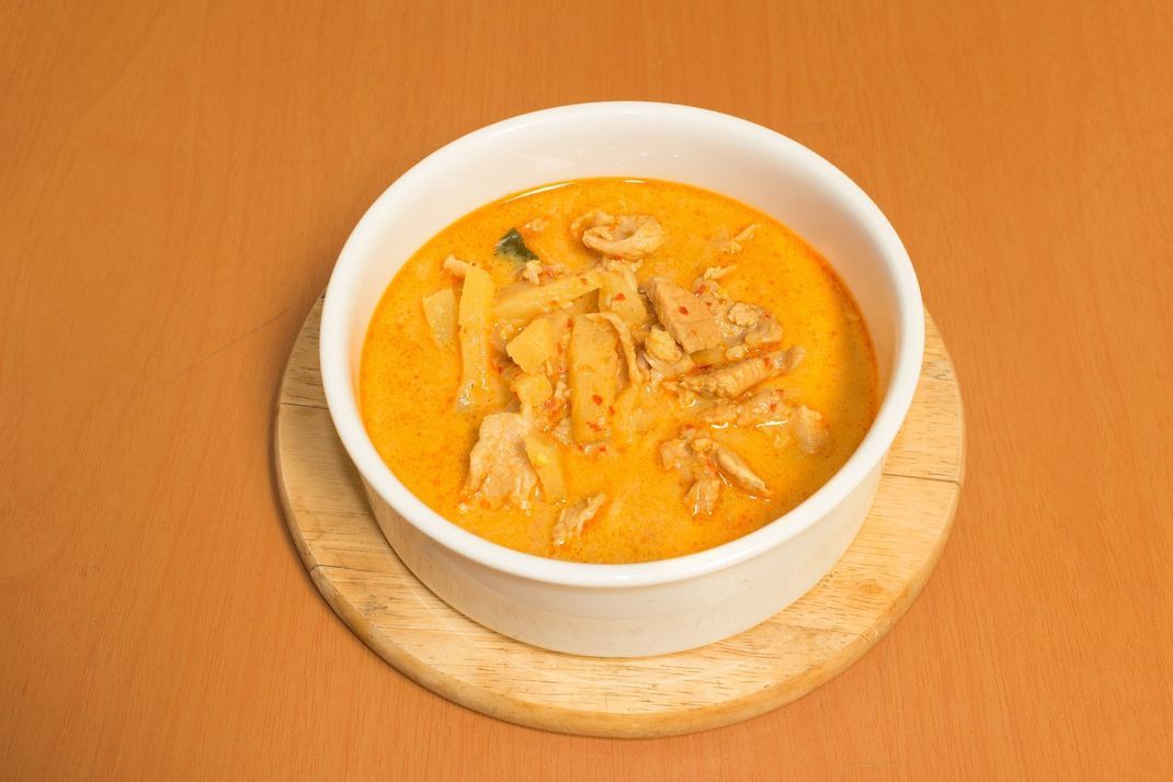 Eher süß und scharf ist ein Rezept für Silvestersuppe mit Ananas, Curry und Sambal Oelek.