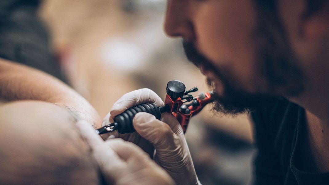 Hier ist Können gefragt: Single-Needle Tattoo ist die Königsdisziplin für jede:n Tätowierer:in.