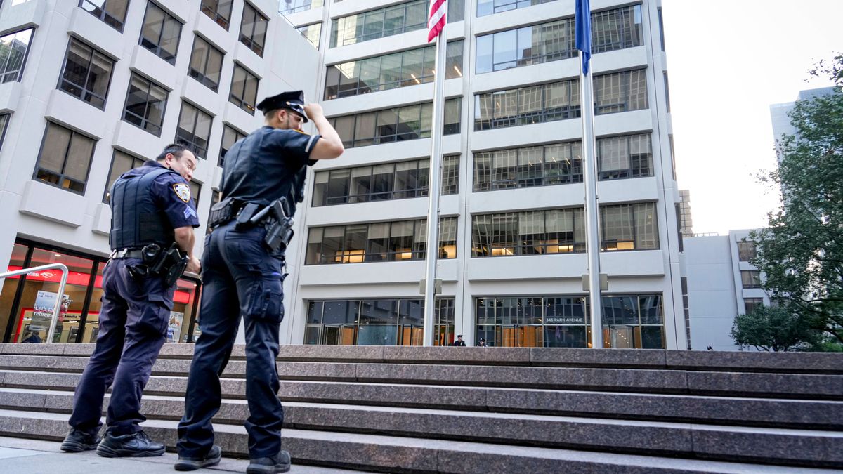 Ein Tag nach der Schiesserei in Midtown New York City Polizisten des NYPD stehen vor dem Eingang zum Gebäude in Midtown, der Park Avenue 345, nachdem ein Mann am 28.07.2025 das Buerohochaus gestuer...