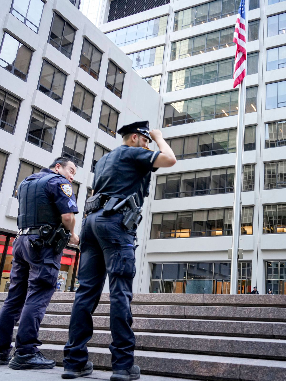 Ein Tag nach der Schiesserei in Midtown New York City Polizisten des NYPD stehen vor dem Eingang zum Gebäude in Midtown, der Park Avenue 345, nachdem ein Mann am 28.07.2025 das Buerohochaus gestuer...