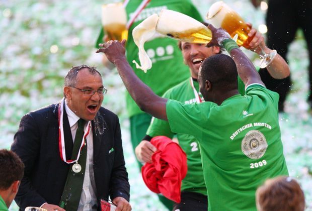 
                <strong>Felix Magath anno 2007</strong><br>
                In Wolfsburg gelang Magath sein größter Coup. Mit Medizinbällen und dem "Mount-Magath" führte er die Wölfe 2009 zur Meisterschaft. 2012 kehrt der Meister-Trainer nach Wolfsburg zurück, um die Niedersachsen vor dem Abstieg zu retten. Mit Erfolg.
              