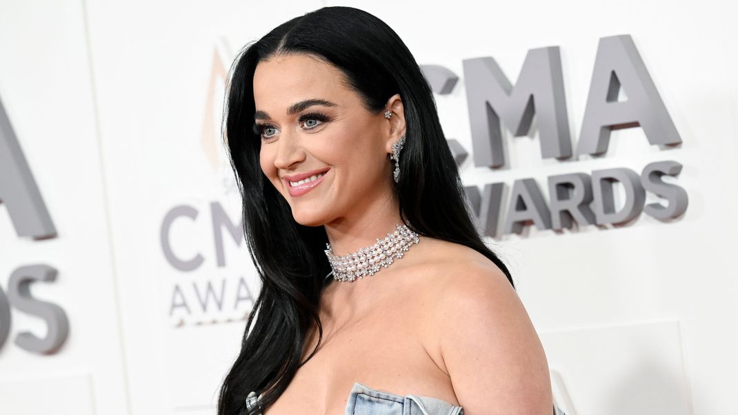 Katy Perry's großer Fabel sind die Haarsträhnen anderer berühmter Promis. 