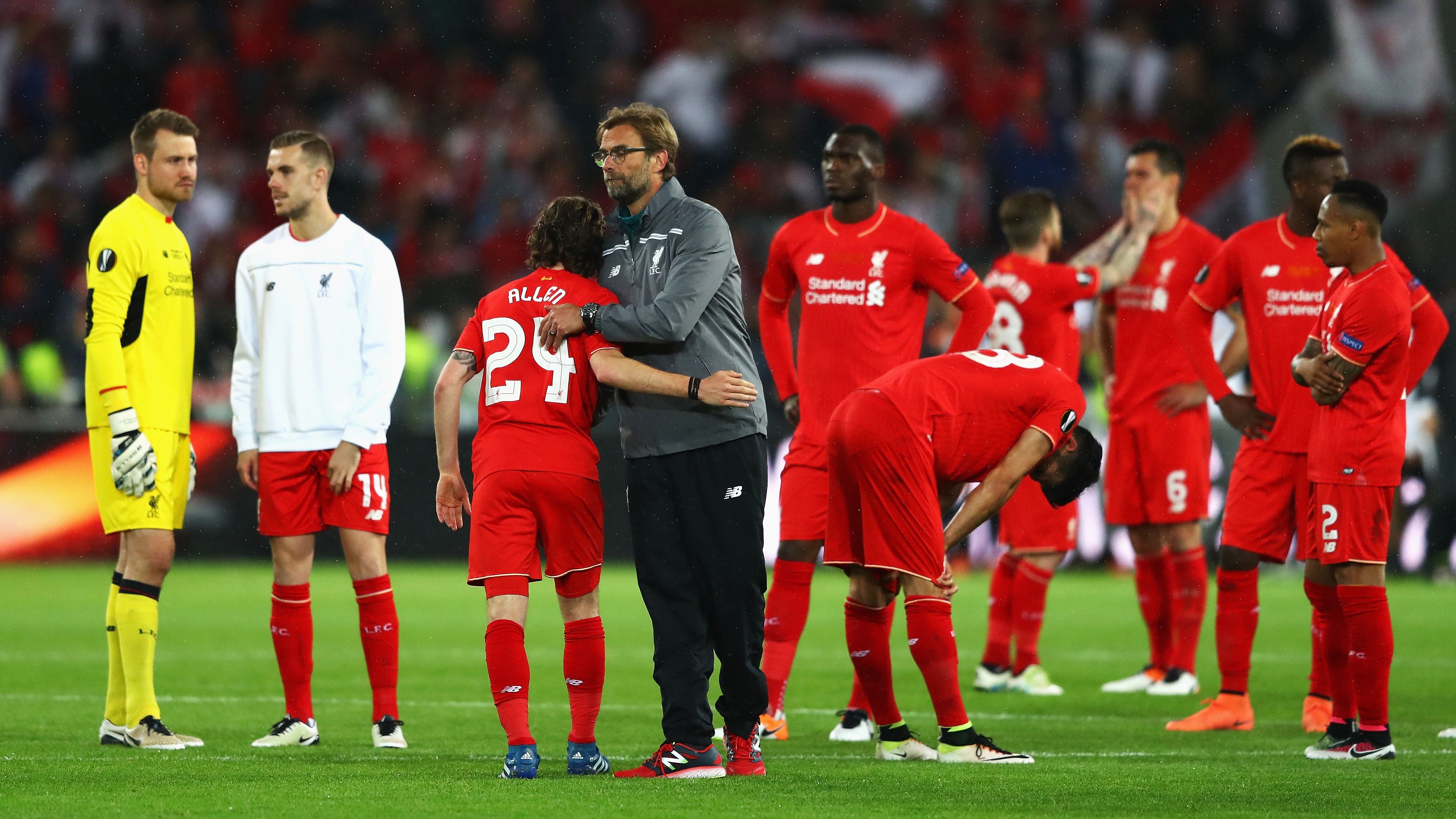 <strong>Pleite im Europa-League-Finale: Bitterer Einstand in Liverpool</strong><br>Nur wenige Monate, nachdem Klopps BVB-Ära im Sommer 2015 zu Ende ging, heuerte er in Liverpool an. Die "Reds" führte der gebürtige Stuttgarter im ersten Jahr ins Europa-League-Finale, wo es allerdings gegen Sevilla eine Pleite setzte. Das Warten auf seinen ersten Europapokal-Titel sollte für Klopp also noch etwas andauern.