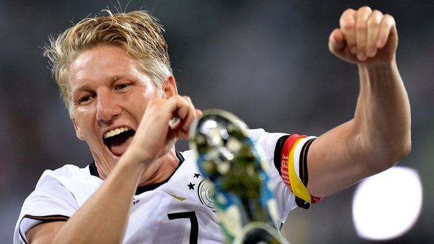 
                <strong>Schweinsteigers emotionaler DFB-Abschied</strong><br>
                Alles Gute, Bastian Schweinsteiger!
              