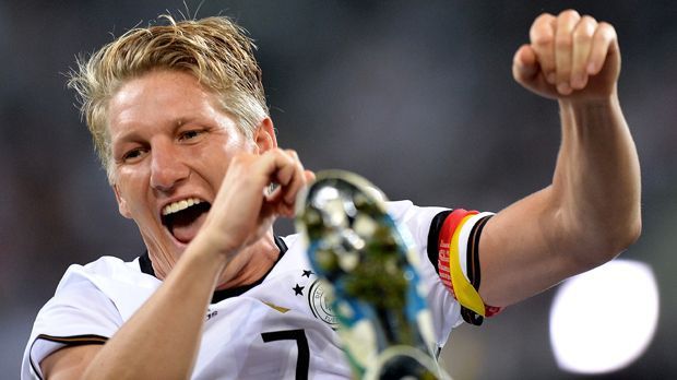 
                <strong>Schweinsteigers emotionaler DFB-Abschied</strong><br>
                Alles Gute, Bastian Schweinsteiger!
              