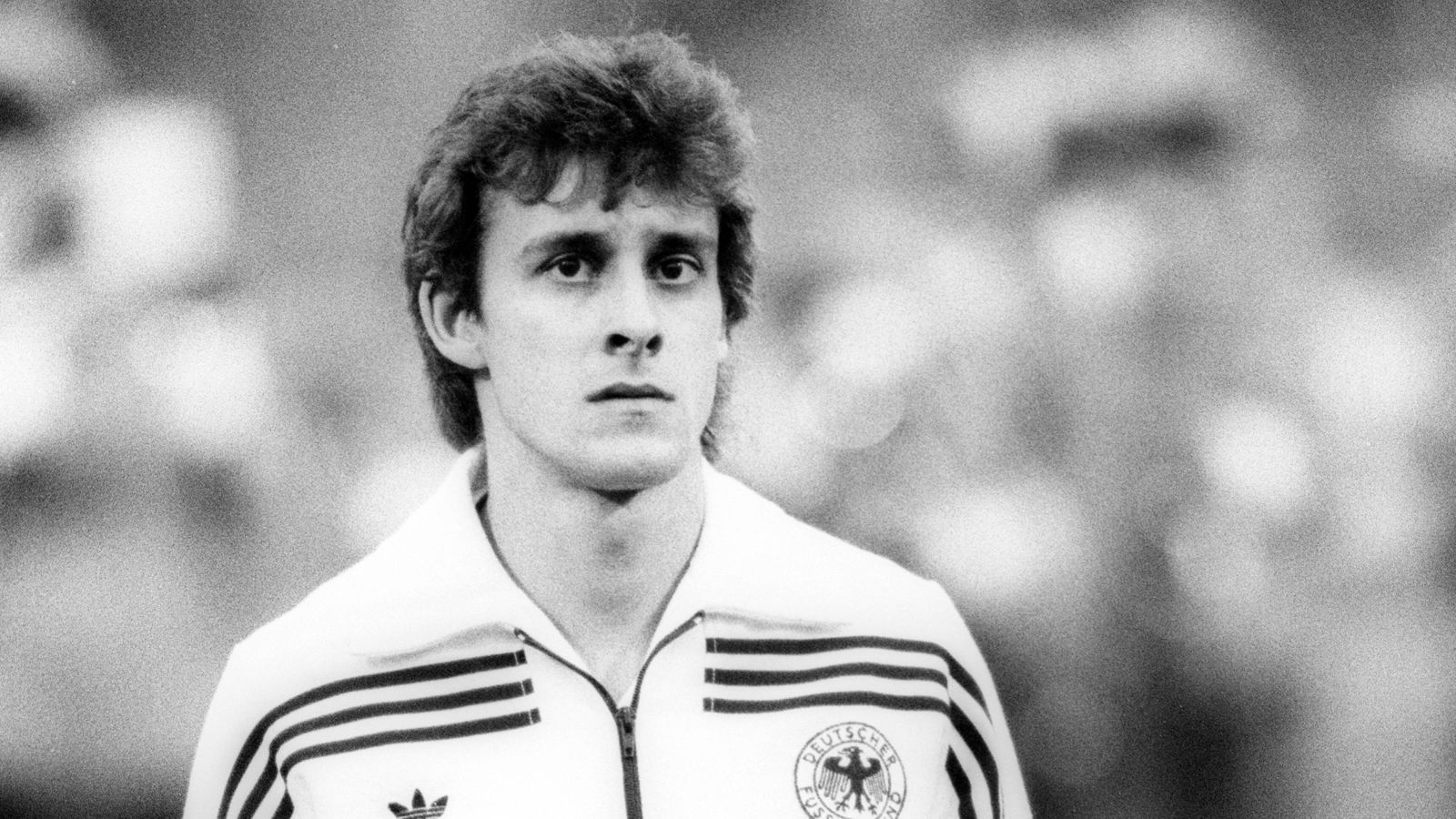 
                <strong>Rekordtorschütze Littbarski</strong><br>
                Direkt beim ersten Spiel in Polen war damals auch Pierre Littbarski dabei. Er ist noch heute der Rekordtorschütze der deutschen U21 mit 18 Treffern in 21 Spielen.
              