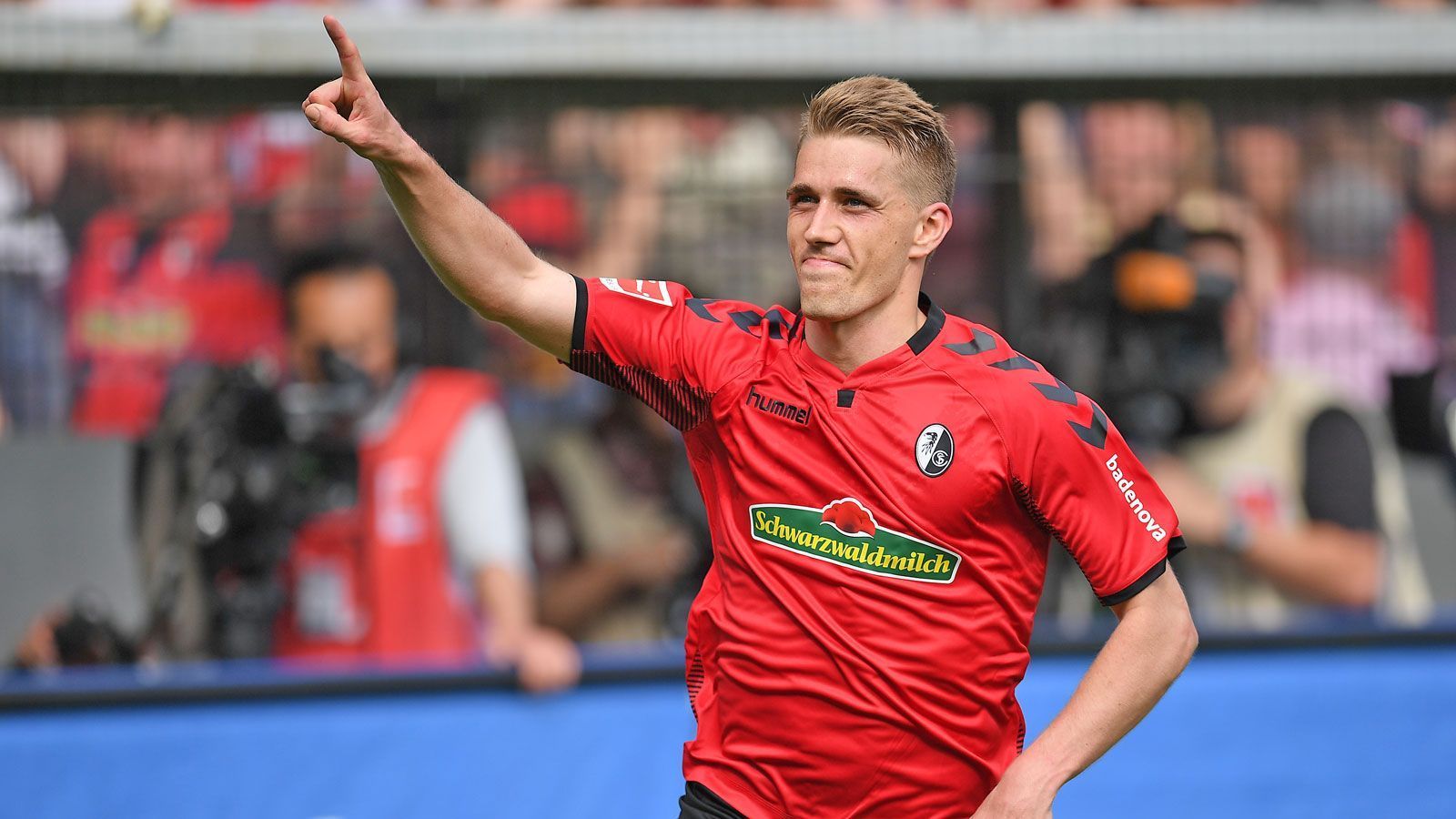 
                <strong>IM FINALE: Nils Petersen</strong><br>
                "Salopp gesprochen, verblöde ich seit zehn Jahren, halte mich aber über Wasser, weil ich ganz gut kicken kann." (Nils Petersen)
              