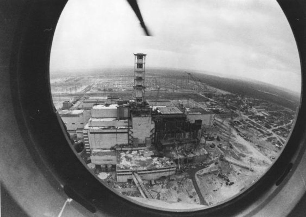 Die Luftaufnahme zeigt die Bauarbeiten nach der Explosion am 4. Reaktorblock des Atomkraftwerks Tschernobyl.