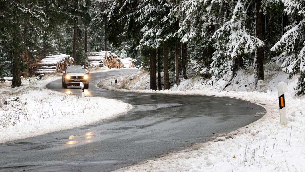 Am zweiten Adventswochenende kommt es zu einem Mix aus Regen, Schnee, Glatteis und Sturm. Erst ab Dienstag (10. Dezember) wird es wieder freundlicher. (Symbolbild)