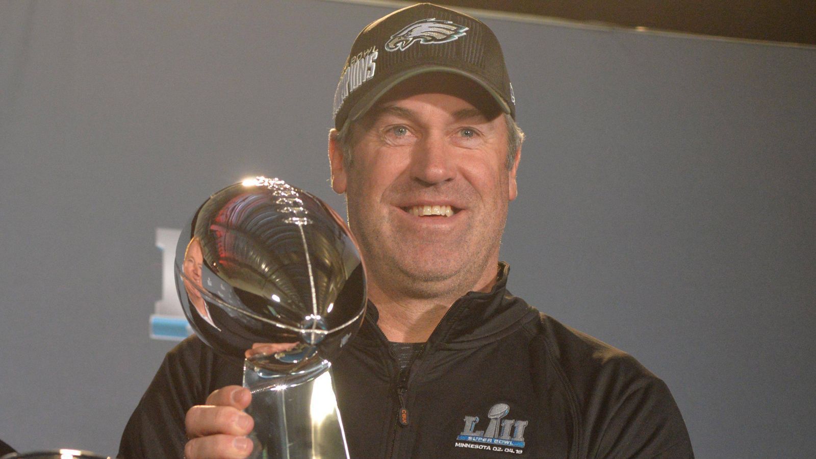 
                <strong>Doug Pederson (ohne Team)</strong><br>
                Pederson gewann mit den Philadelphia Eagles im Jahre 2018 den Super Bowl. Nach einer enttäuschenden Saison 2020 wurde er entlassen. In der laufenden Saison war der 53-Jährige ohne Team und konnte Kraft für neue Aufgaben tanken.  
              