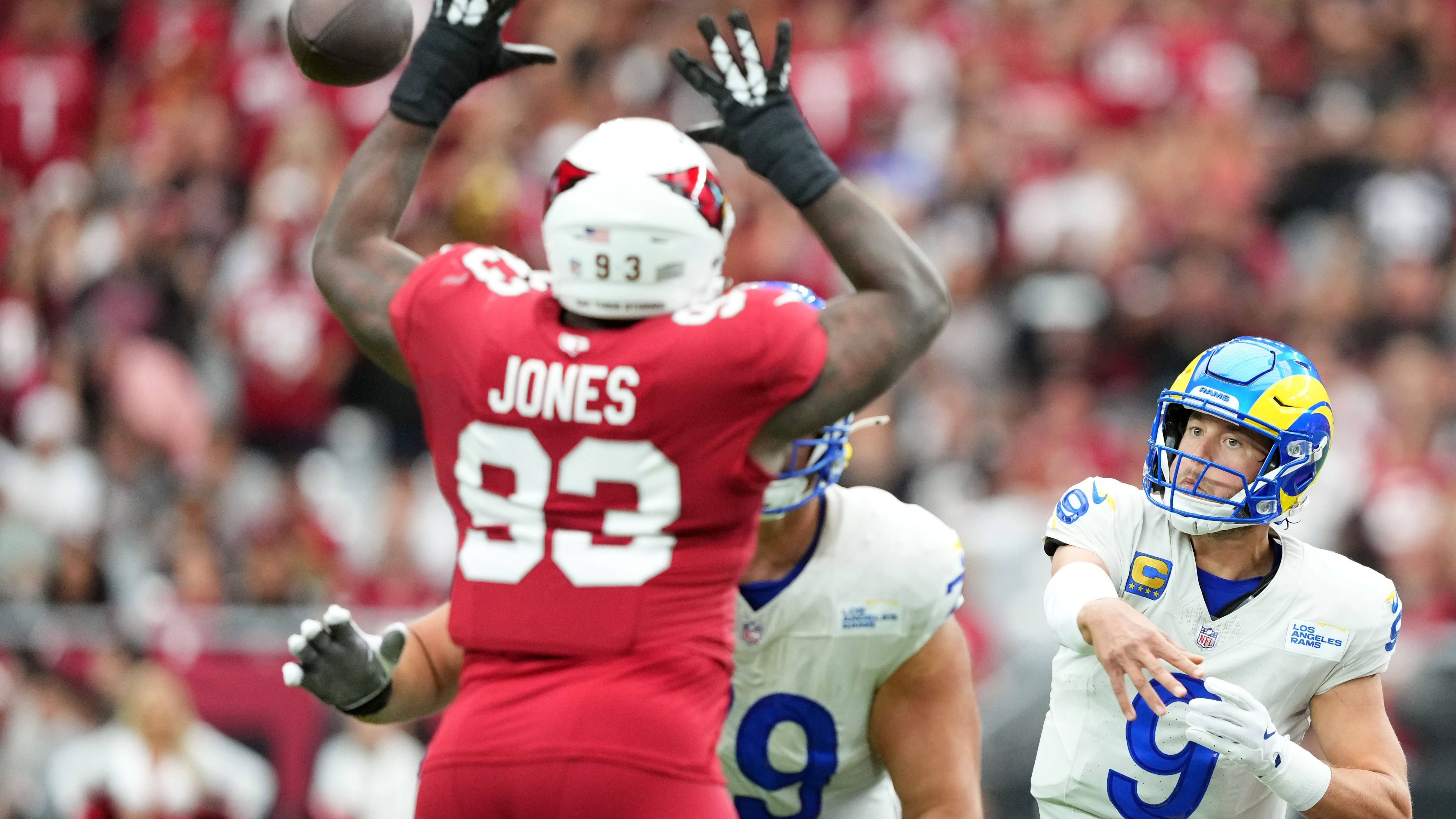 <strong>Arizona Cardinals: Justin Jones (Defensive Tackle)<br></strong><strong>Vertragdetails</strong>: 3 Jahre, 31 Millionen US-Dollar<br>In der vergangenen Offseason unterschrieb Justin Jones den Kontrakt und verpasste verletzungsbedingt einen Großteil der Saison. Auch vorher gehörte der 28-Jährige nicht zu den Star-Spielern auf seiner Position. Als Pass Rusher sammelte er in seiner Karriere lediglich zwölf Sacks.