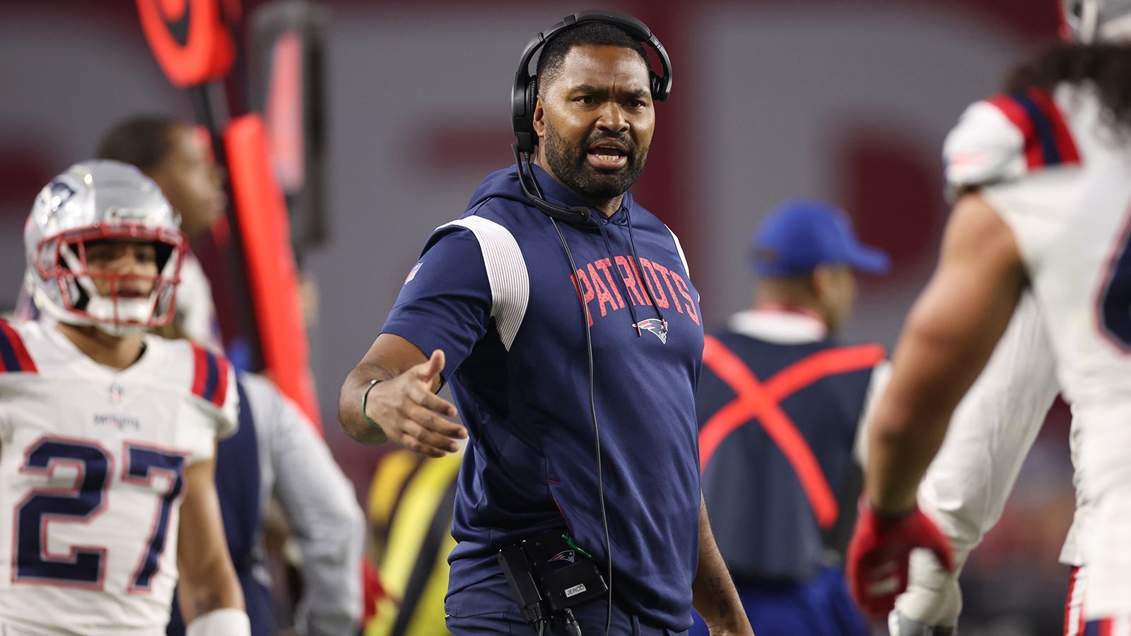 
                <strong>Jerod Mayo (Inside Linebackers Coach, New England Patriots)</strong><br>
                Jerod Mayo gilt als einer der nächsten "Belichick"-Coaches. Der ehemalige Pro-Bowl-Linebacker trainiert aktuell die Inisde Linebacker der New England Patriots, ist aber gleichzeitig als rechte Hand von Belichick für die gesamte Defensive mitverantwortlich. Der 36-Jährige konnte die vergangenen Jahre eine Menge Erfahrung als Belichicks Assistent sammeln, ihm wird ein sehr guter Führungsstil nachgesagt. "Wenn er redet, hör ich ganz genau zu. Er ist eine Legende in meinen Augen. Es ist cool, wenn ein Coach früher ein großartiger Spieler war und jetzt all seine Tipps, Weisheiten und Erfahrungen an uns weitergeben kann. Das ist ein Segen", lobte Patriots-Linebacker Mack Wilson bereits vor der Saison. 
              