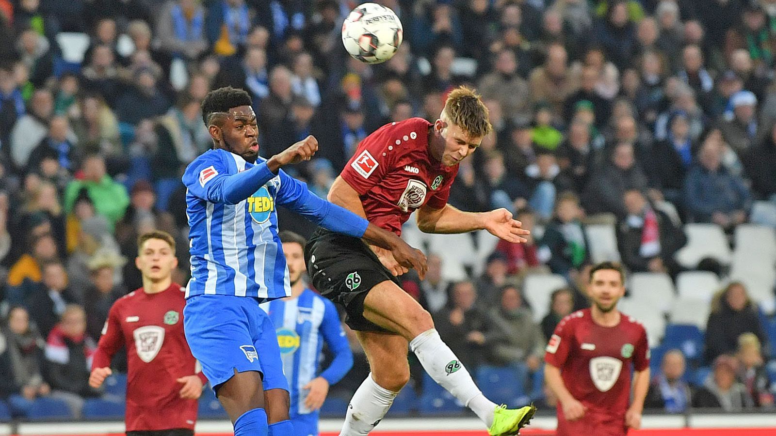 
                <strong>Hannover 96</strong><br>
                Hannover 96 steckt tief im Abstiegskampf. Der Weggang von Leistungsträgern wie Salif Sane, Felix Klaus und Martin Harnik im Sommer wurde nicht ausreichend kompensiert. Gerade im Offensivbereich auf dem Flügel und im Zentrum gibt es Nachholbedarf. Alles, was Kreativität verspricht, würde Trainer Andre Breitenreiter wohl gerne als Verstärkung sehen. Ein weiterer bitterer Rückschlag ist die Knieverletzung von Niclas Füllkrug. Für den besten Stürmer der Hannoveraner ist die Saison bereits vorbei. Ihn zu ersetzen, ist vielleicht die schwierigste Aufgabe. In der Offensive hören die Probleme nicht auf. Ein Abwehrspieler, der sofort weiterhilft, steht zudem auf dem Wunschzettel. 
              