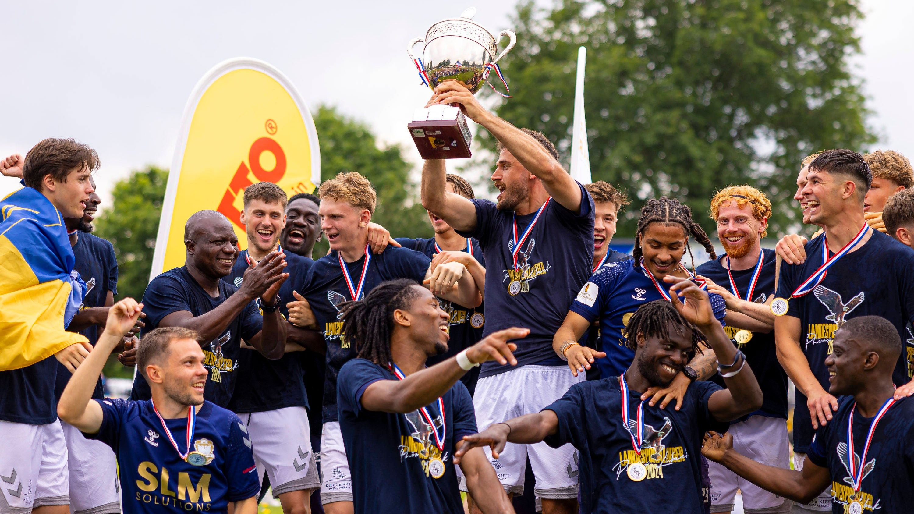 <strong>Landespokal Schleswig-Holstein in Todesfelde</strong><br>SV Todesfelde (Oberliga Schleswig-Holstein) - <strong>1. FC Phönix Lübeck</strong> (Foto, Regionalliga Nord) 1:3 (1:1) - Torschützen: 1:0 Kliti (3.), 1:1 Ntika (27.), 1:2 Berger (53.), 1:3 Taritas (90.)