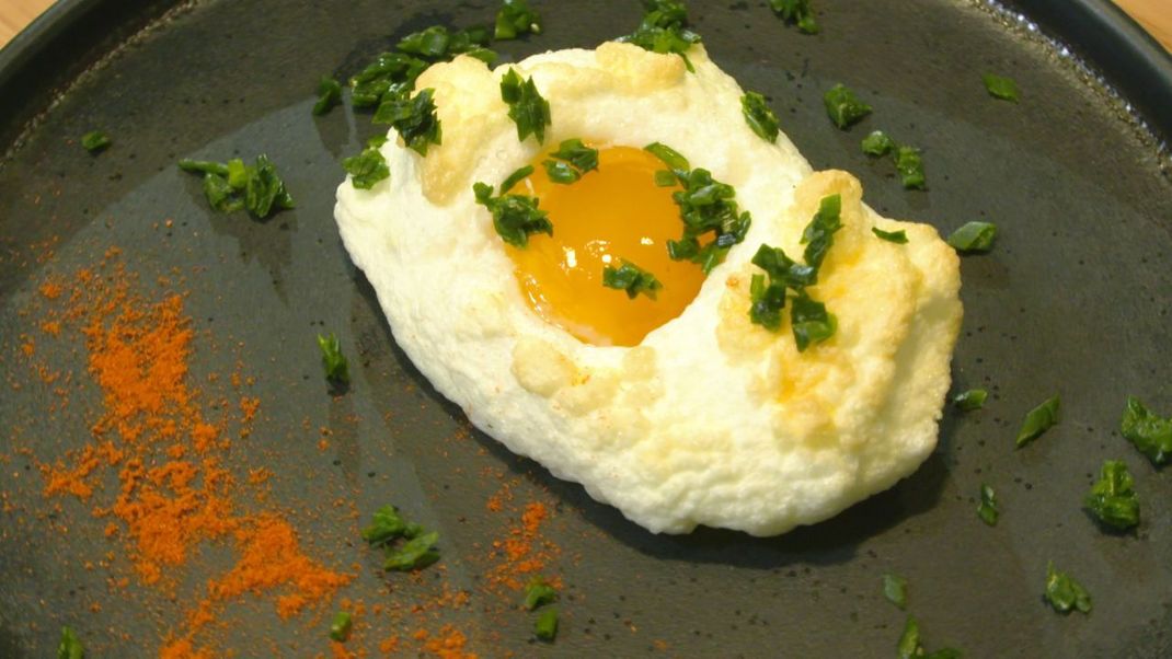 Schmeckt himmlisch! Probier doch mal Cloud eggs aus.