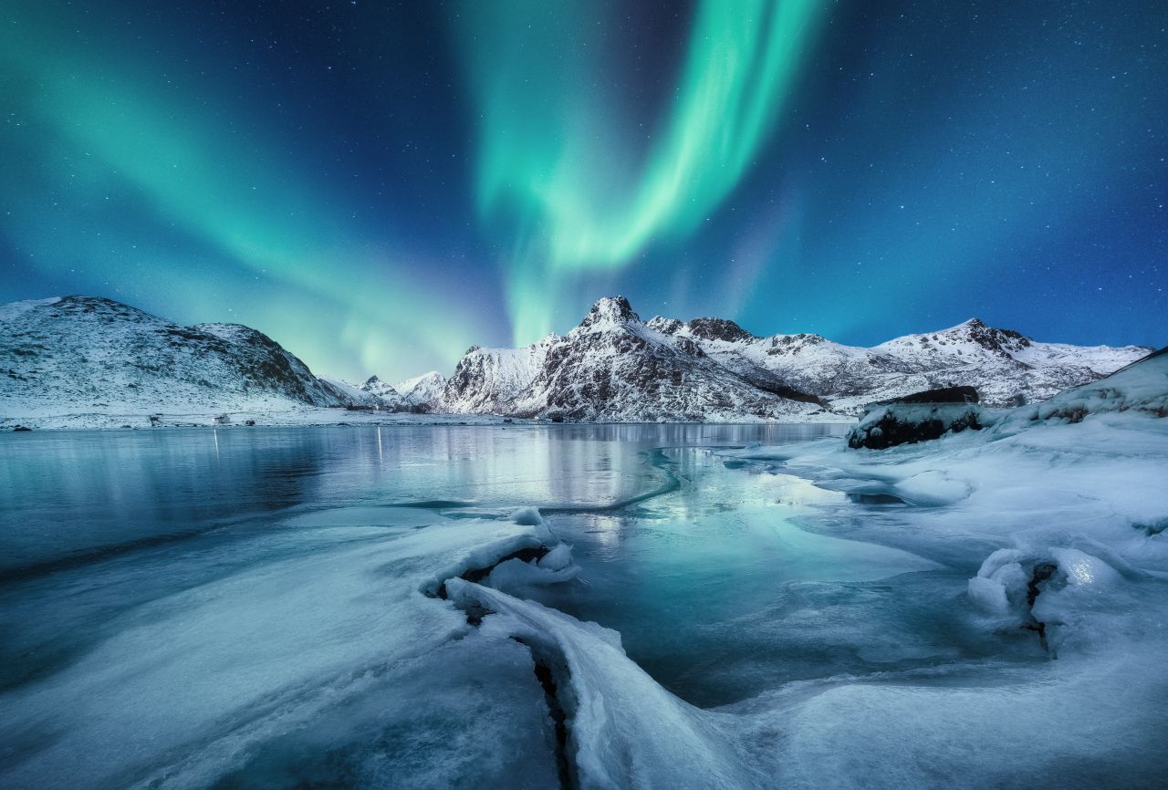 Grün schimmernde Nordlichter tanzen über Norwegen.