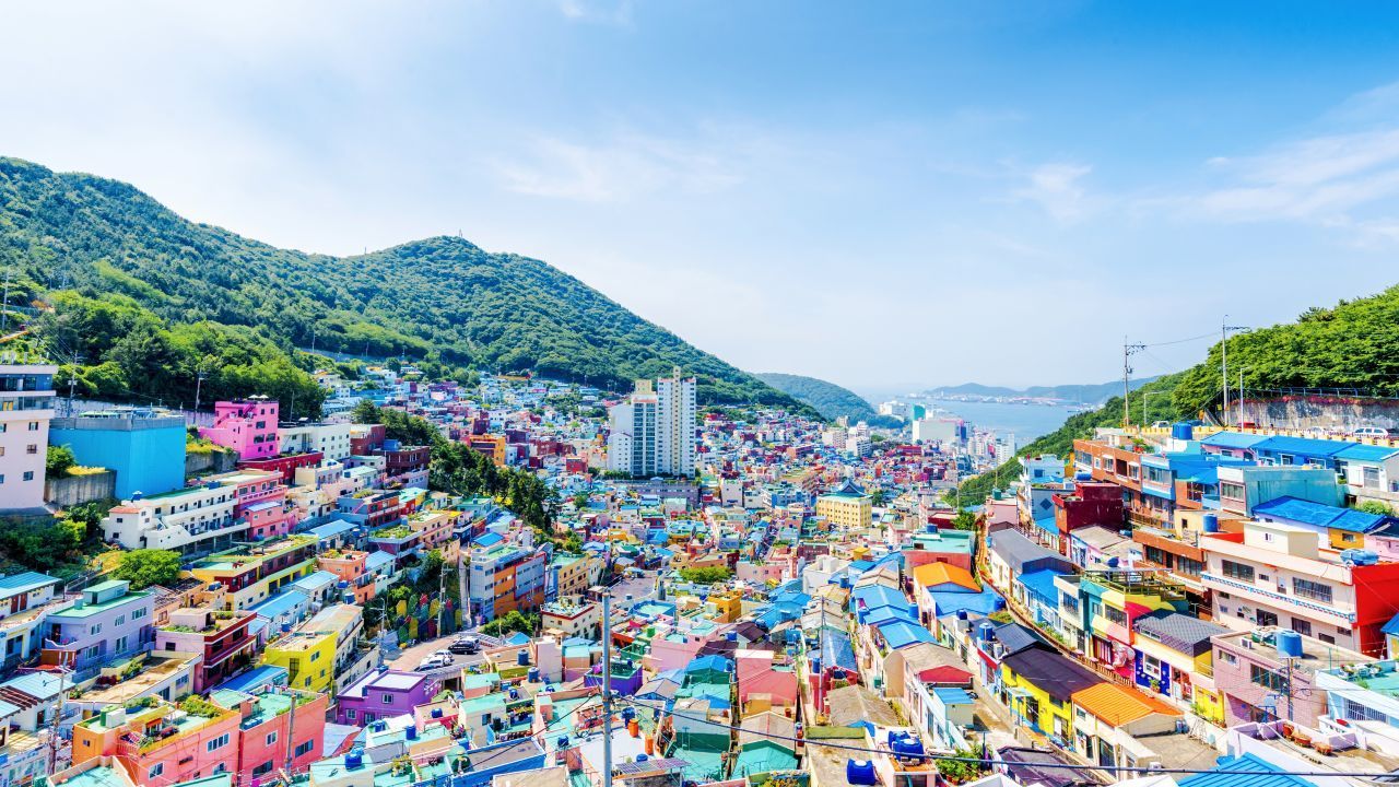 Das Gamcheon Culture Village in Südkorea hat eine ähnliche Geschichte. Einst verschrien als Elendsviertel, erstrahlt der Ort nun in bunten Farben. Kunst- und Kultur-Events, viele kleine Galerien und Cafés lassen ihn regelrecht aufblühen.