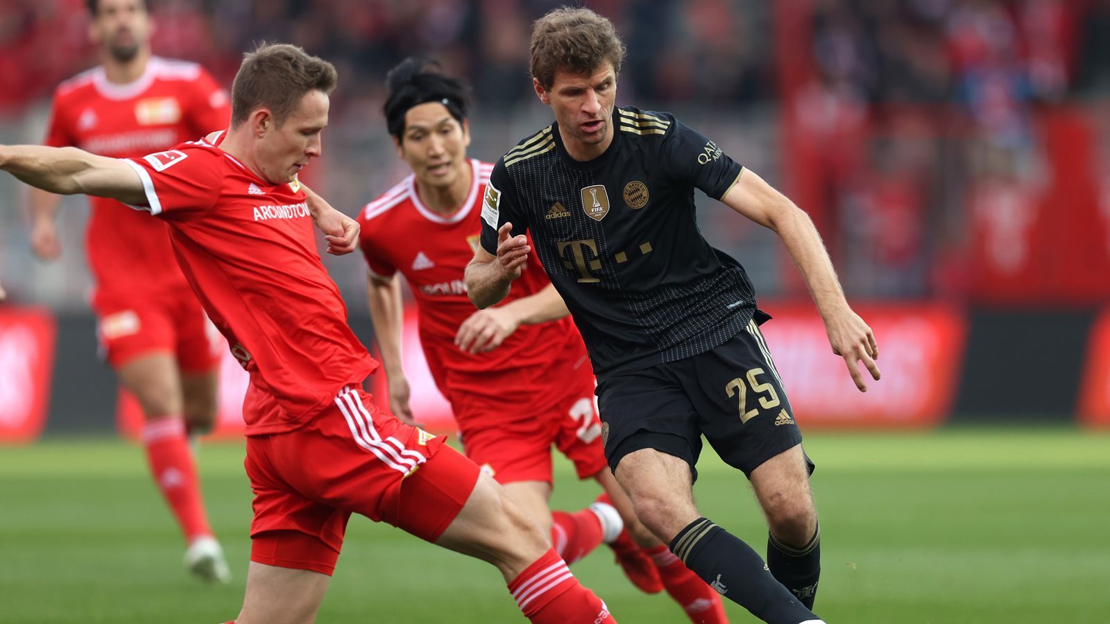 
                <strong>Thomas Müller</strong><br>
                Wirbelt im Zentrum wie gewohnt herum, bleibt dabei aber zunächst etwas außen vor. Vor dem zwischenzeitlichen 3:0 legt er in bester Müller-Manier rüber zu Leroy Sane, auch das 4:1 von Kingsley Coman legt er vor. Nach zahlreichen Wechseln weicht er auch gerne mal auf die Flügel aus, hilft zudem defensiv gut mit und krönt seine Leistung mit dem Tor zum 5:2. ran-Note: 1
              