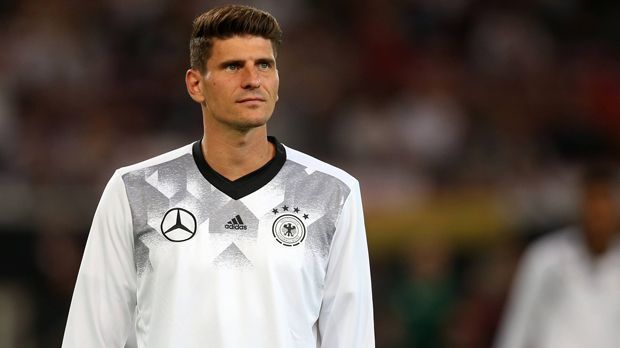 
                <strong>Mario Gomez</strong><br>
                Der frühere Stuttgarter kam beim Stand von 5:0 in der 66. Minuten für Werner in die Begegnung - zu einem Zeitpunkt, als die deutsche Mannschaft einen Gang zurückschaltete. Dennoch durfte sich auch der aktuelle Wolfsburger nach einem Treffer per Flugkopfball noch in die Torschützenliste eintragen. ran-Note: 2
              