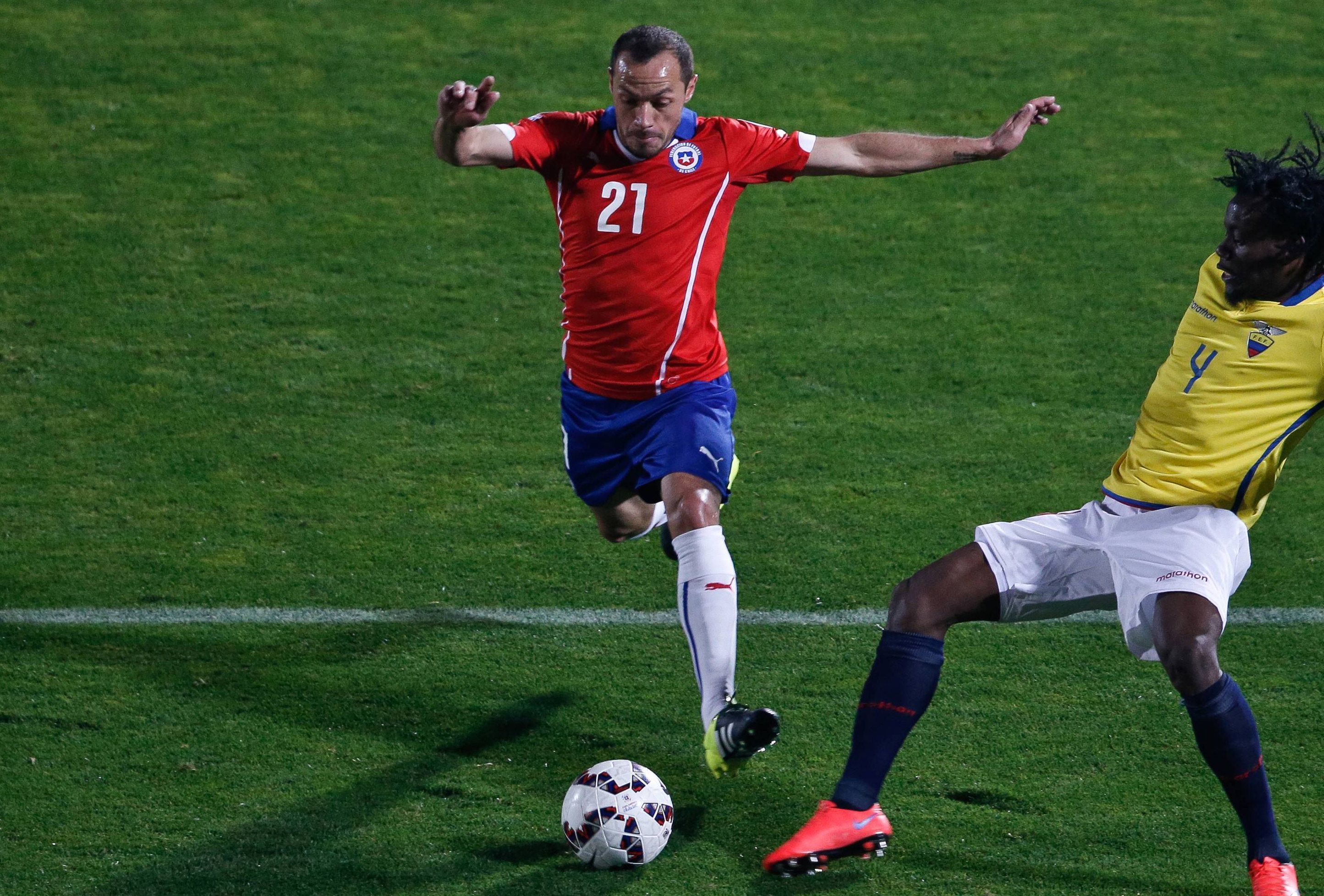 
                <strong>In der Bundesliga aktiv: Marcelo Diaz (Chile)</strong><br>
                Der Mittelfeldspieler wechselte im vergangenen Winter vom FC Basel zum Hamburger SV. Dort gelang Diaz (l.) in der Relegation gegen den Karlsruher SC das wichtige Freistoß-Tor, was mitunter den Klassenerhalt ermöglichte.
              