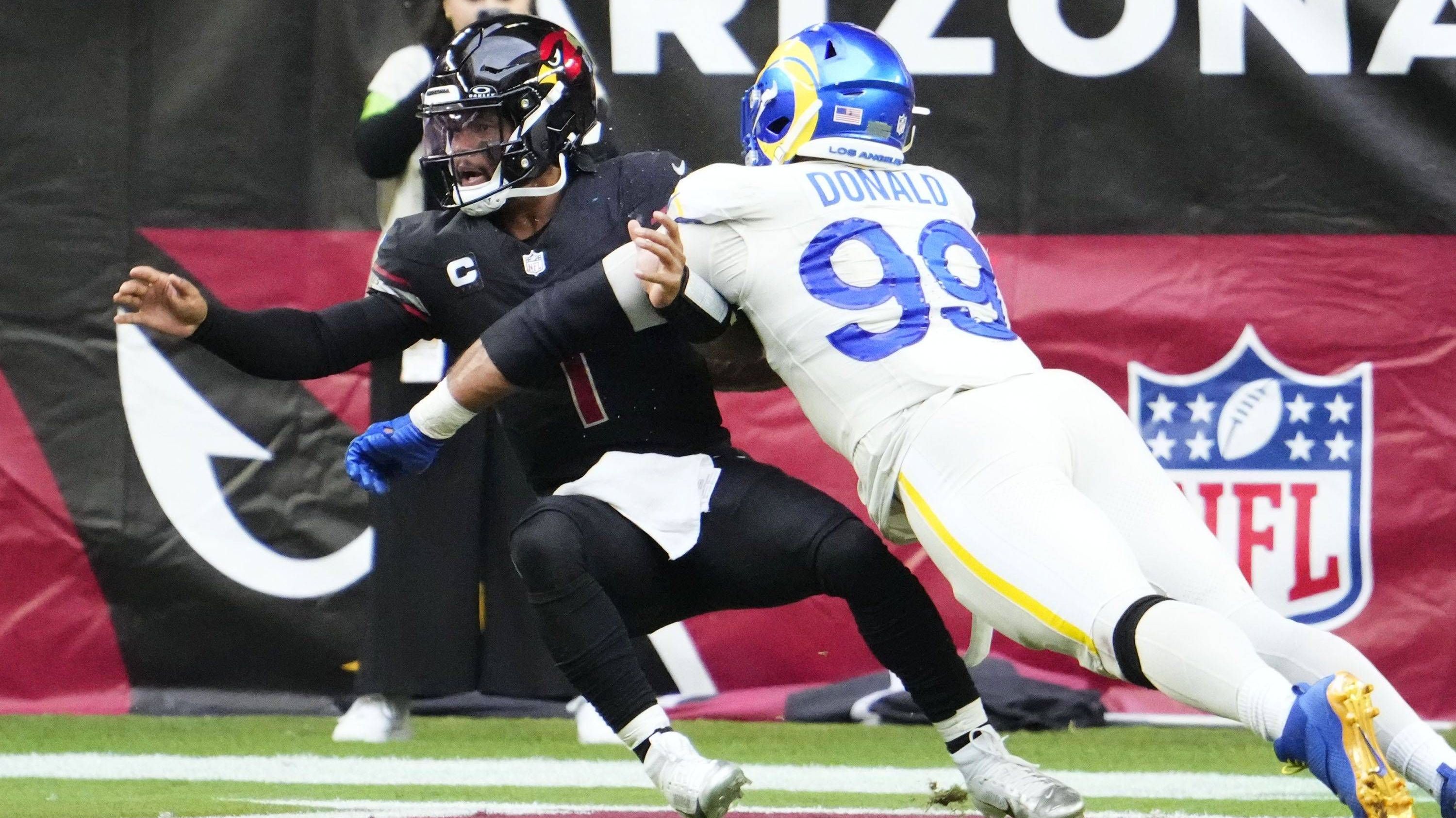 <strong>Rang 9: Aaron Donald (Defensive Tackle - Rams)</strong><br>Donald war genauso einschüchternd wie Harrison, aber auf eine andere Weise. Er konnte ein Spiel auf eine besondere Art dominieren. Wenn er den Ballträger erreichte, hinterließ er in der Regel seine Spuren. Sein Hit gegen Bengals-Quarterback Joe Burrow im Super Bowl LVI schien das Momentum zugunsten der Rams zu verschieben. Später sicherte er dem Team den Sieg, als er Burrow beim letzten Spielzug zu Boden warf.