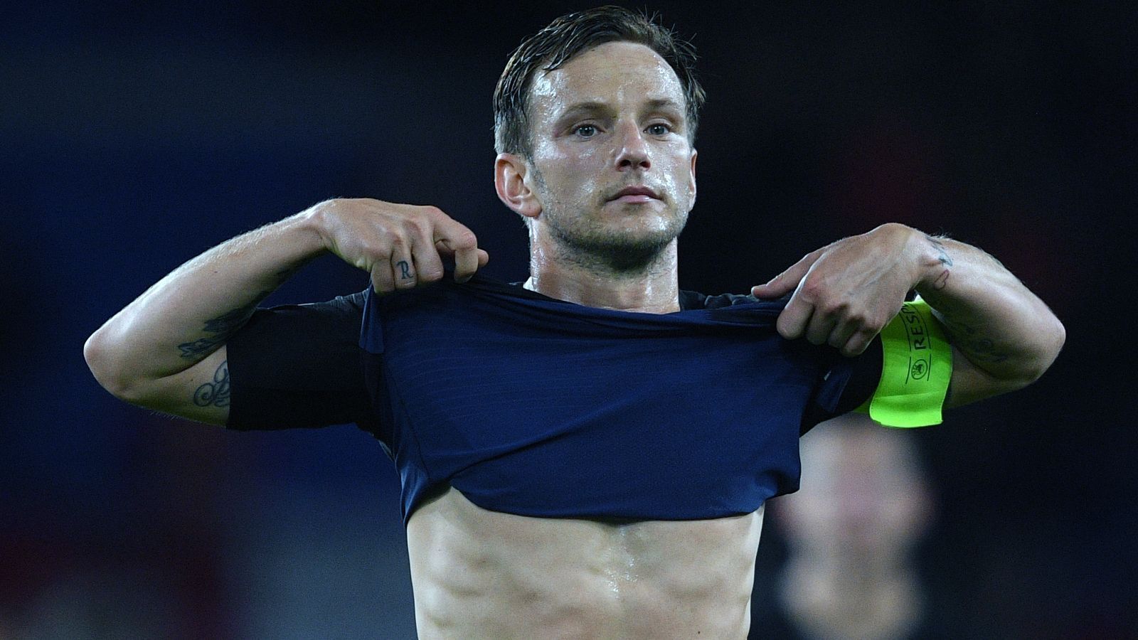 
                <strong>Ivan Rakitic (Kroatien)</strong><br>
                Vize-Weltmeister Kroatien muss das noch ausstehende Qualifikationsspiel um die EM-Endrunde 2020 ohne Routinier Ivan Rakitic bestreiten. Der 31 Jahre alte Mittelfeldspieler reist zwar zur Nationalmannschaft, soll aber laut übereinstimmenden Medienberichten nicht im entscheidenden Spiel um die direkte EM-Teilnahme gegen die Slowakei zum Einsatz kommen. Rakitic laboriert schon seit längerer Zeit an Achillessehnenproblemen. Kroatien liegt nach sieben absolvierten Spielen mit 14 Punkten auf Platz 1, vier Punkte vor den drittplatzierten Slowaken, die allerdings erst sechs Begegnungen bestritten haben.
              