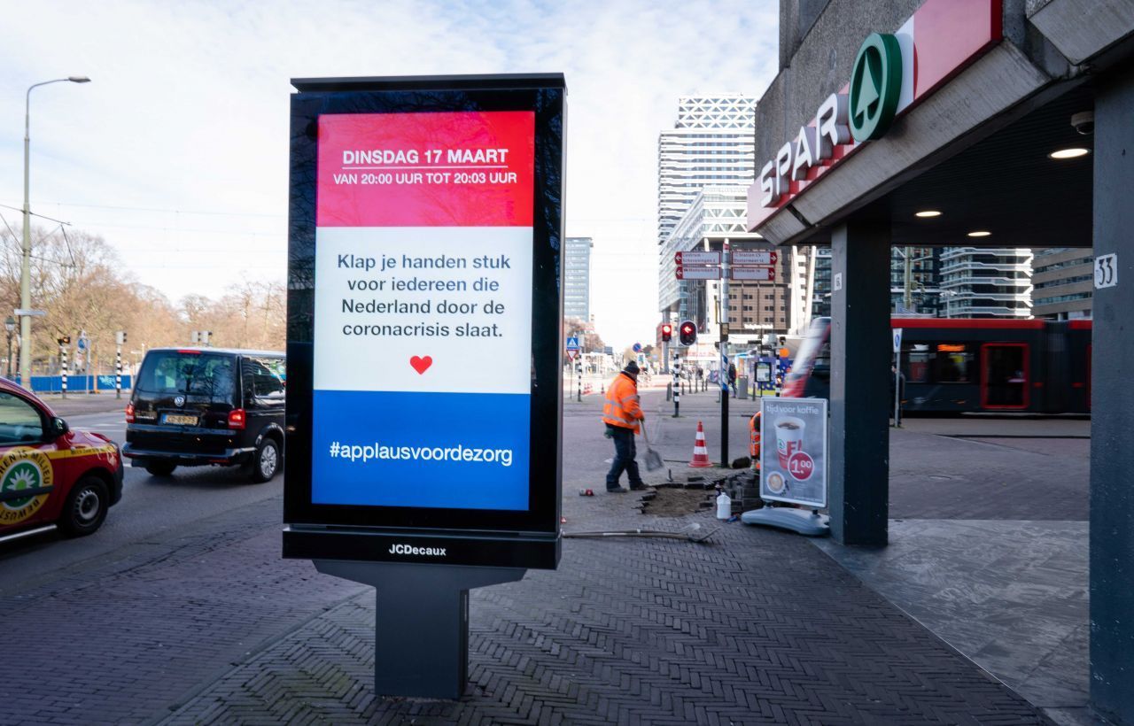 In Den Haag fordert eine Reklametafel zum gemeinsamen Applaus für die Mitarbeiter im Gesundheitssystem auf: #applausvoordezorg (auf Deutsch: Applaus für die Pflege).