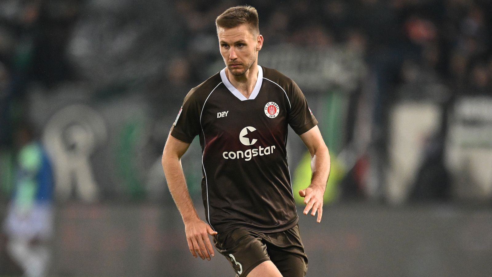 <strong>Innenverteidiger: Eric Smith (FC St. Pauli)</strong><br>15 Spiele, zwei Vorlagen und ein Tor. Der gelernte Sechser kommt in dem Pauli-System gut zurecht und ist der Kopf der Dreier(bzw. Fünfer-)kette der Hamburger. Seine Spieleröffnung ist eigentlich zu gut für die 2. Bundesliga.<br>2. Jordy de Wijs (Düsseldorf), 3. Damian Michalski (Fürth)&nbsp;