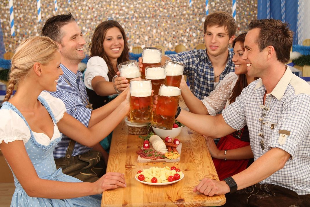 Wenn alle Gäste im Wiesn-Dress erscheinen, entsteht ein authentisches Oktoberfest-Flair.