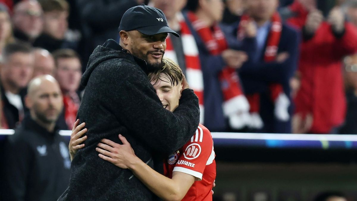 Kompany herzt seinen Jungstar Karl