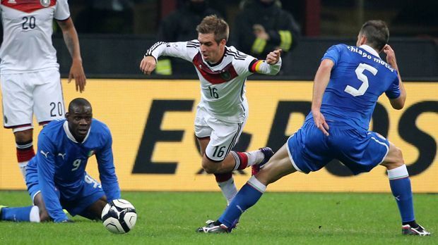 
                <strong>Philipp Lahm</strong><br>
                Philipp Lahm steht vor seiner dritten Weltmeisterschaft als unumstrittener Stammspieler. Auf welcher Position er auch spielt, er ist die Konstanz in Person. "Ich habe noch nie in meinem Leben ein schlechtes Spiel von ihm gesehen", sagt sein Bayern-Kollege David Alaba.
              