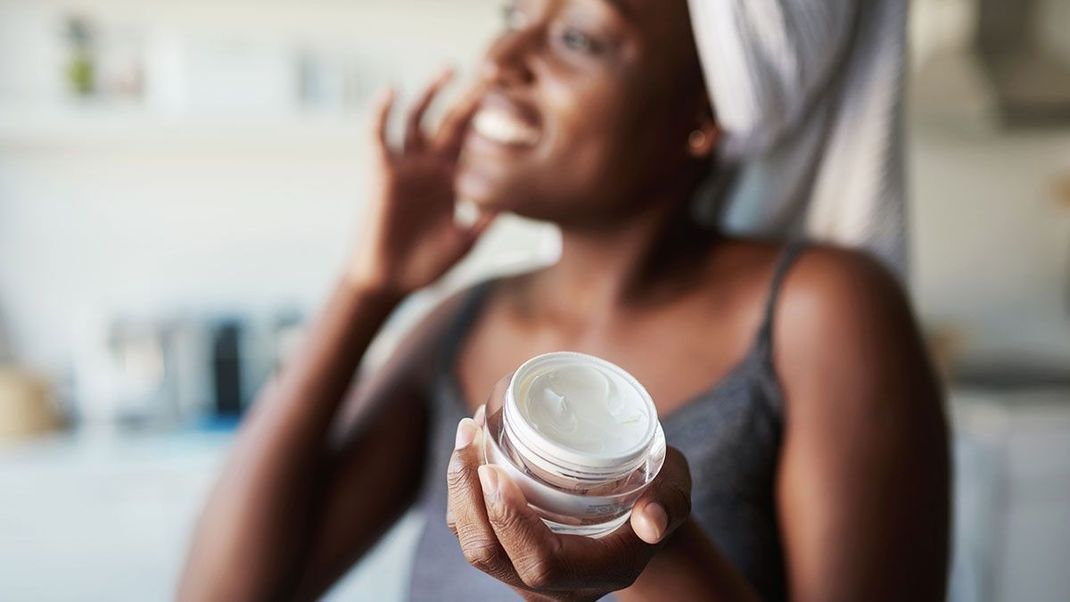 Eine feuchtigkeitsspendende Creme, die du auch in deiner Make-up Routine einbinden kannst – in unserem Artikel verraten wir dir alles über BB Creams. 