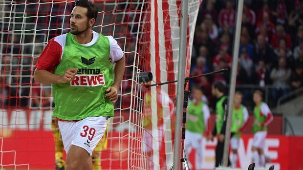 
                <strong>Pizarro ist der Einwechsel-König</strong><br>
                Alter schützt vor Rekorden nicht: Claudio Pizarro stellt weiterhin fleißig Bestmarken auf. Beim 2:0-Sieg des 1. FC Köln im Derby gegen Bayer Leverkusen wurde der Peruaner zum 124. Mal eingewechselt, laut Opta ist das ein neuer Bundesliga-Rekord. Zuletzt erst hatte er mit seinem 192. Tor nicht nur seine eigene Marke ausgebaut, der erfolgreichste ausländische Torschütze der Bundesliga ist er ja sowieso schon länger. Mehr noch: Pizarro ist inzwischen in 19 Saisons sowie in 20 Kalenderjahren in Serie in Bundesligaspielen erfolgreich. (Quelle: optafranz/twitter)
              