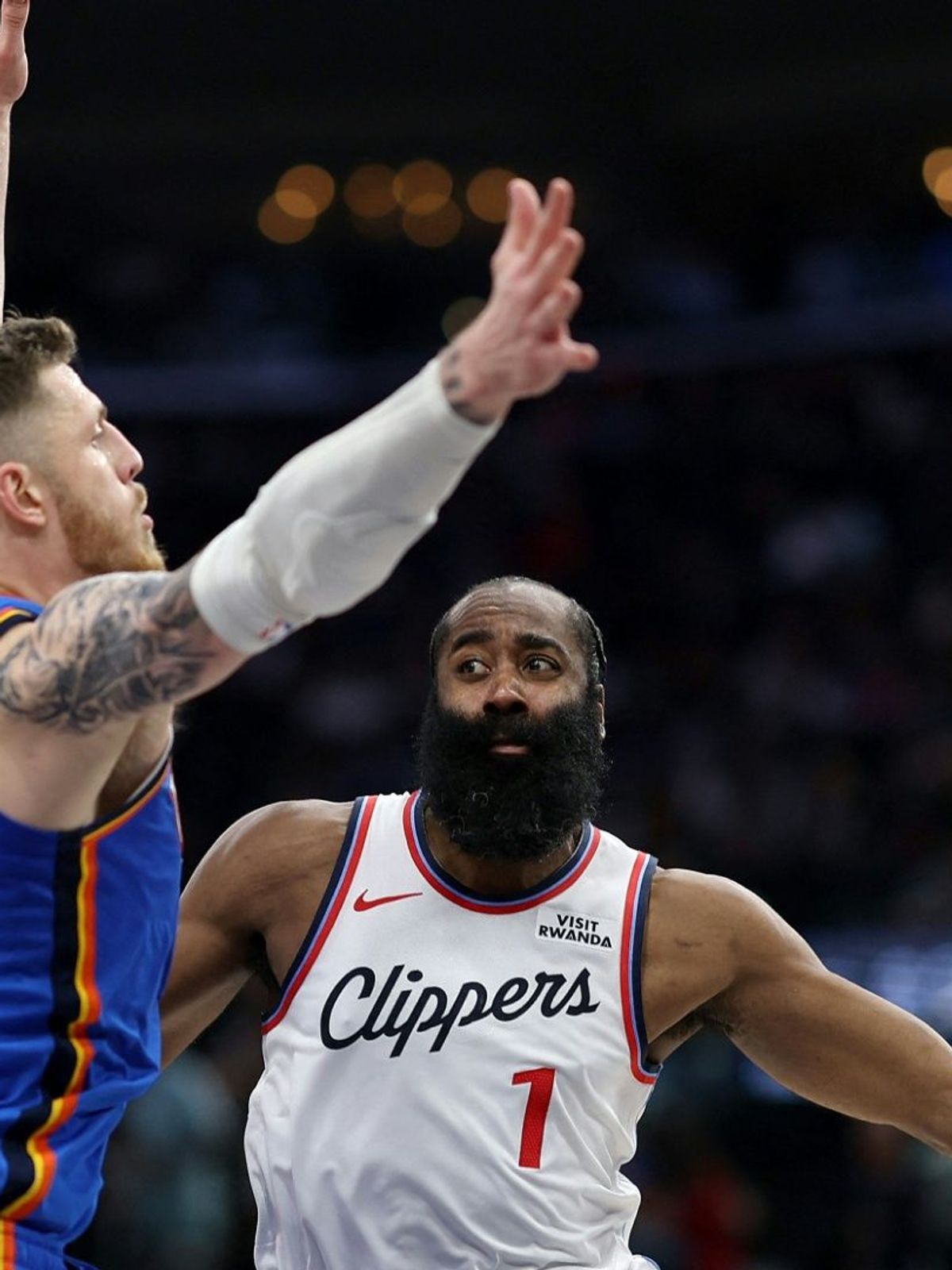 Hartenstein (l.) im Duell mit James Harden