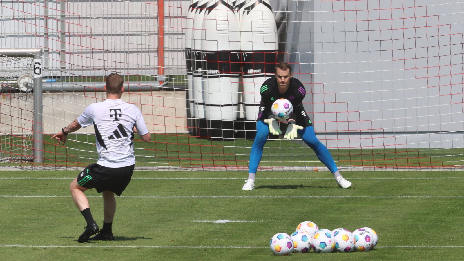 
                <strong>Nach 8 Monaten Pause: Manuel Neuer zurück im Training</strong><br>
                Ob es für das Trainingslager des FC Bayern am Tegernsee beziehungsweise die Japan-Reise reichen wird, wollte Neuer nicht beantworten. "Ich bin doch oft am Tegernsee", scherzte der gebürtige Nordrhein-Westfale.
              