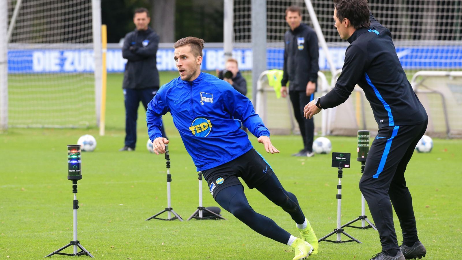 
                <strong>Peter Pekarik</strong><br>
                Die Bundesliga kennt Rechtsverteidiger Peter Pekarik gefühlt nur mehr vom Hörensagen. Denn der bislang letzte Einsatz des 33-jährigen Slowakenliegt schon mehr als ein halbes Jahr zurück. Am 29. Spieltag der Vorsaison durfte der Außenverteidiger bei der 0:2-Niederlage in Hoffenheim letztmalig ran, danach war der Nationalspieler unter Pal Dardai, Ante Covic und auch Jürgen Klinsmann abgemeldet. Um überhaupt zu etwas Matchpraxis zu kommen, half Pekarik im Herbst 2019 drei Mal bei den Hertha-Amateuren aus. Kurios: Obwohl Pekarik in Berlin seit Monaten nicht spielt, gehört er in der Nationalmannschaft immer noch zum Stammpersonal. Sein Vertrag bei der Hertha läuft 2020 aus.
              