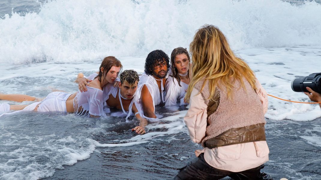 Beim Ocean-Shooting kann Vanessa (links außen) Modelchefin Heidi Klum nicht überzeugen.