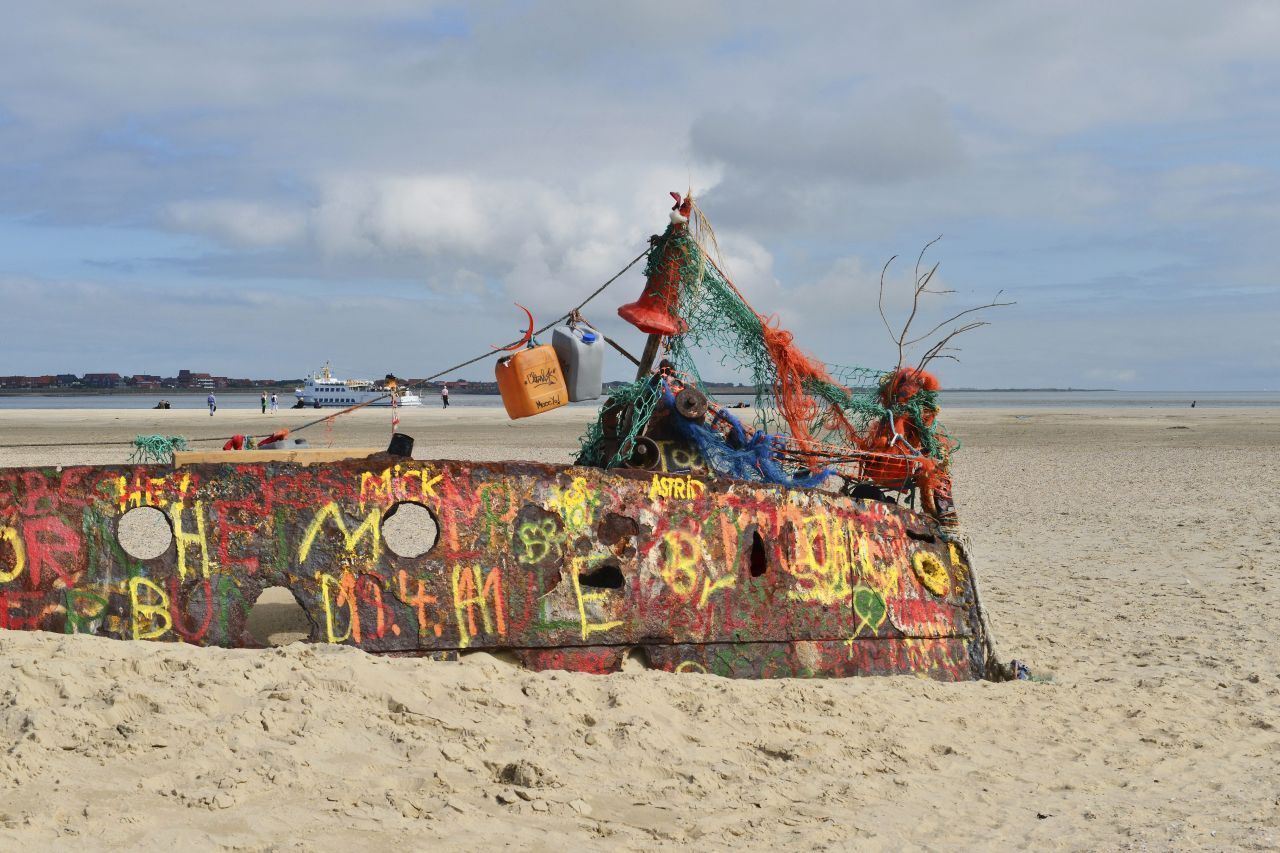 Die "Capella" stach einst zur Muschel-Ernte in die See, heute ist sie ein beliebtest Ausflugsziel für Abenteuerlustige auf der Insel Norderney. Sie strandete 1968 während eines Sturms.