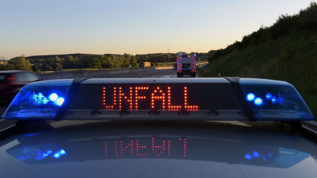 Wegen auslaufender Farbe ist die A1 bei Kamen nach einem Auffahrunfall zweier Sattelzüge in beide Richtungen gesperrt worden.