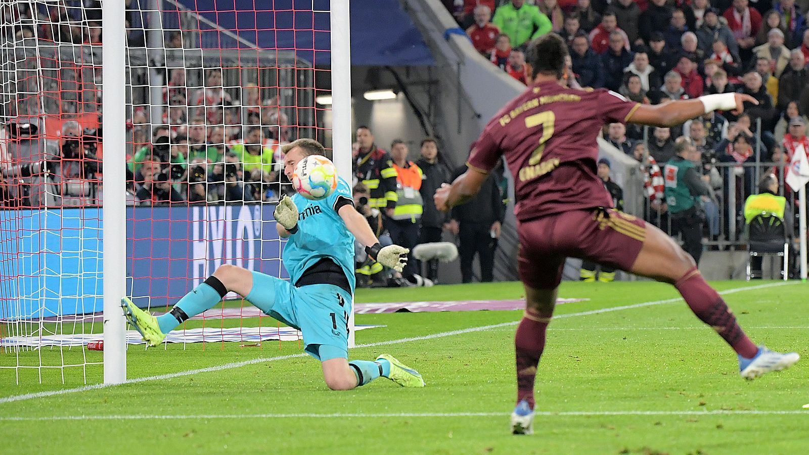 
                <strong>Serge Gnabry</strong><br>
                Der Nationalspieler ersetzt Mane nach 65 Minuten. Scheitert wenig später mit einem Schuss aus spitzem Winkel an Hradecky (71.), zielt zudem von der anderen Seite knapp vorbei (80.). ran-Note: Ohne Bewertung
              