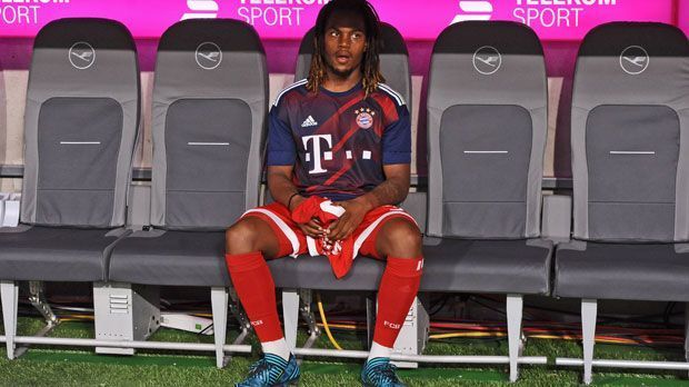 
                <strong>Renato Sanches (FC Bayern München)</strong><br>
                Geht er, bleibt er? Seit Monaten wird über eine Leihe von Renato Sanches spekuliert. Auf der Pressekonferenz vor dem Spiel gegen Werder Bremen sagte Carlo Ancelotti: "Es gibt viel Konkurrenz. Wenn er bleibt, bin ich zufrieden. Wenn er aber entscheidet, dass er gehen will, ist das okay. Kein Problem." Aber wohin? Der Portugiese wird mit verschiedenen Klubs in Verbindung gebracht, darunter zuletzt der FC Liverpool und der AS Rom, wie der "kicker" berichtet. Zuvor spekulierten verschiedene Medien über einen Wechsel zu Manchester United und zum AC Mailand.
              