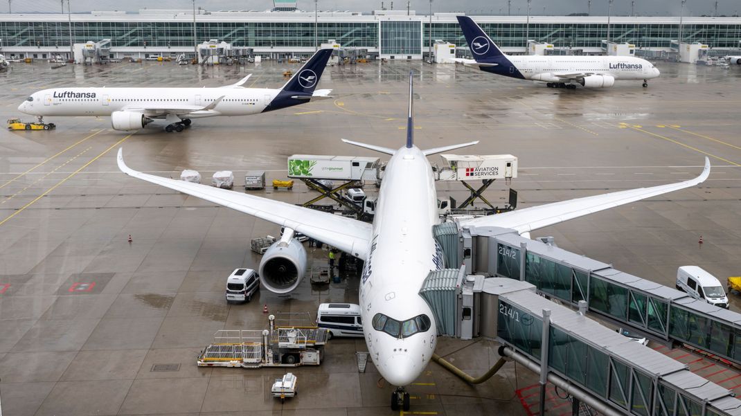 Flugzeuge stehen am Münchner Flughafen auf dem Vorfeld.