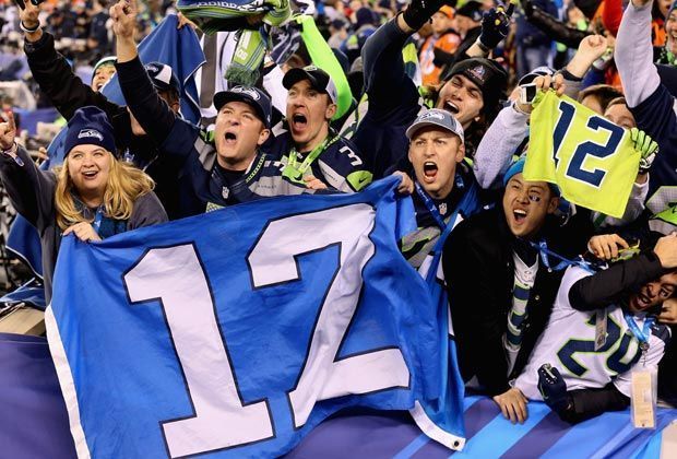 
                <strong>Seattles magische Nacht!</strong><br>
                Bei der Siegerehrung betonen alle Seahawks-Akteure die immense Bedeutung ihrer Fans. Der 12. Mann hat einen großen Anteil am Triumph. Schließlich erzeugen sie bei Heimspielen ohrenbetäubenden Lärm und pushen ihr Team immer nach vorne.
              