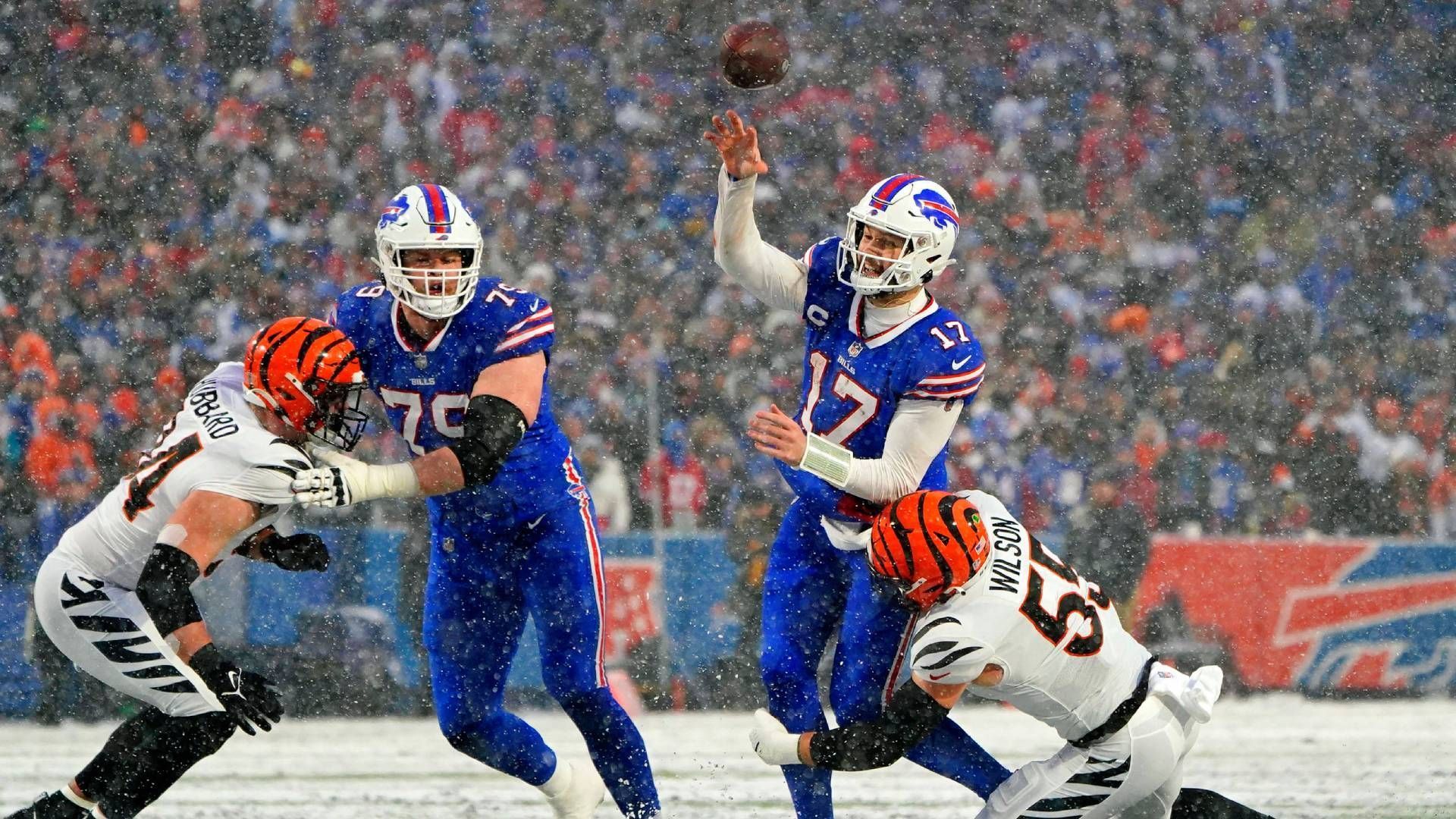 
                <strong>Platz 3: Josh Allen (Buffalo Bills)</strong><br>
                &#x2022; Ranking im Vorjahr: Platz 3<br>&#x2022; Statistiken in der Saison 2022: 16 Spiele, 4.283 Yards, 35 Touchdowns, 14 Interceptions<br>
              