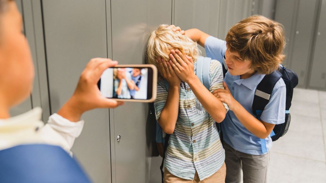Eine aktuelle Studie zeigt, wie häufig Kinder mit Mobbing zu kämpfen haben.