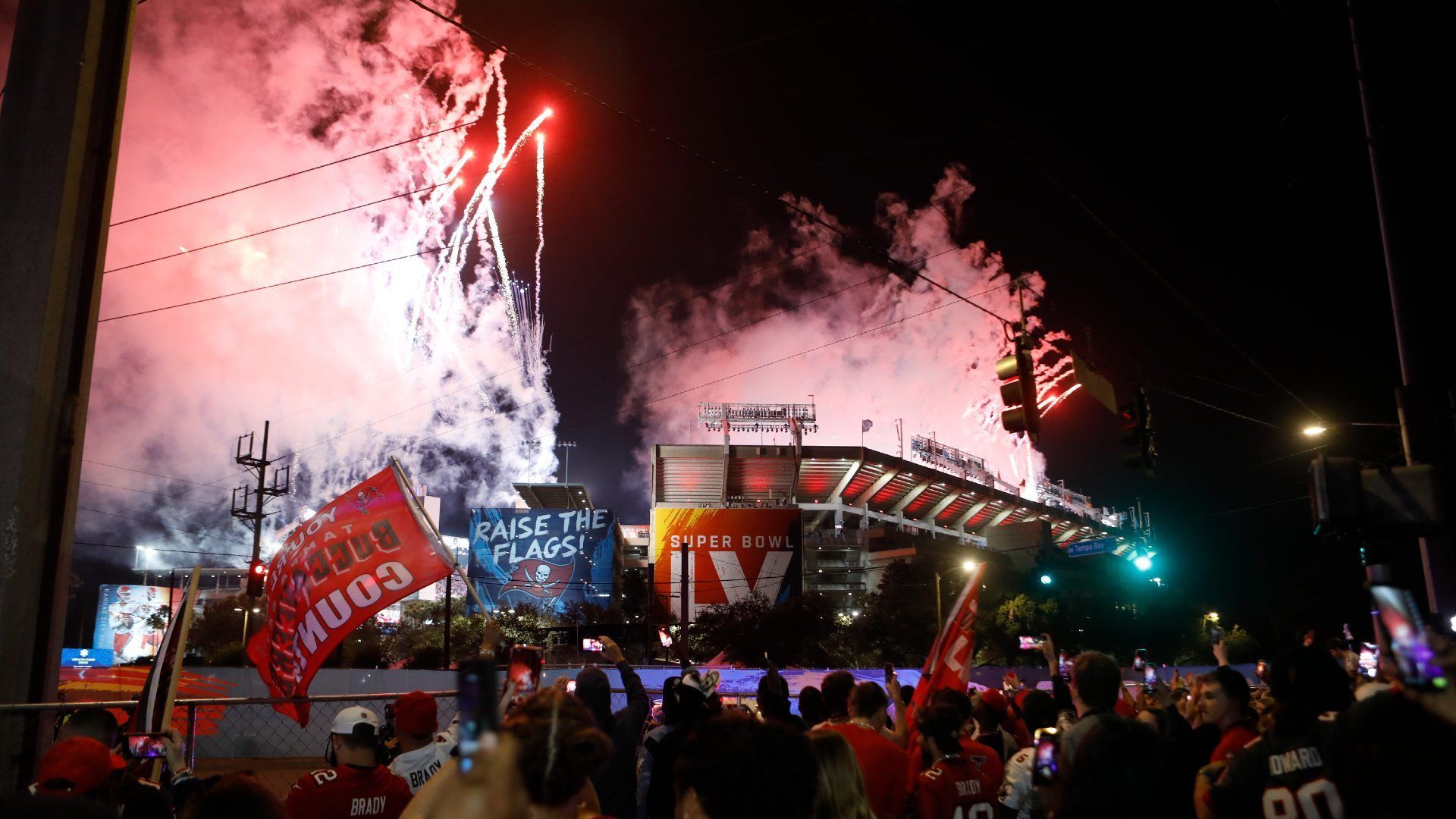 <strong>Triumph im eigenen Stadion </strong><br>
                Die Tampa Bay Buccaneers waren in der Saison 2020 das erste Team der NFL-Geschichte, das den Super Bowl im eigenen Stadion erreichen und gewinnen konnte. Gleich im Jahr darauf konnten die Rams das Kunststück wiederholen.