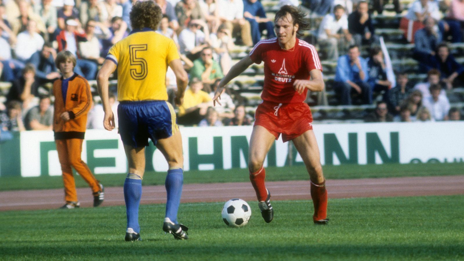 
                <strong>Martin Jol</strong><br>
                Der erste Niederländer, den der FC Bayern nach Gründung der Bundesliga verpflichtete, war Martin Jol. Der Mittelfeldspieler kam 1978 von ADO den Haag an die Isar. Doch der damals 22-Jährige konnte sich bei den Bayern nicht entscheidend durchsetzen, verließ den Klub daher nach nur einem Jahr und zehn Einsätzen wieder in Richtung Heimat. Jol ging zu Twente Enschede. Als Trainer kehrte Jol 2008 zurück in die Bundesliga, heuerte beim HSV an. Zudem trainierte Jol auch weitere Klubs wie Ajax Amsterdam, Fulham und Tottenham.
              