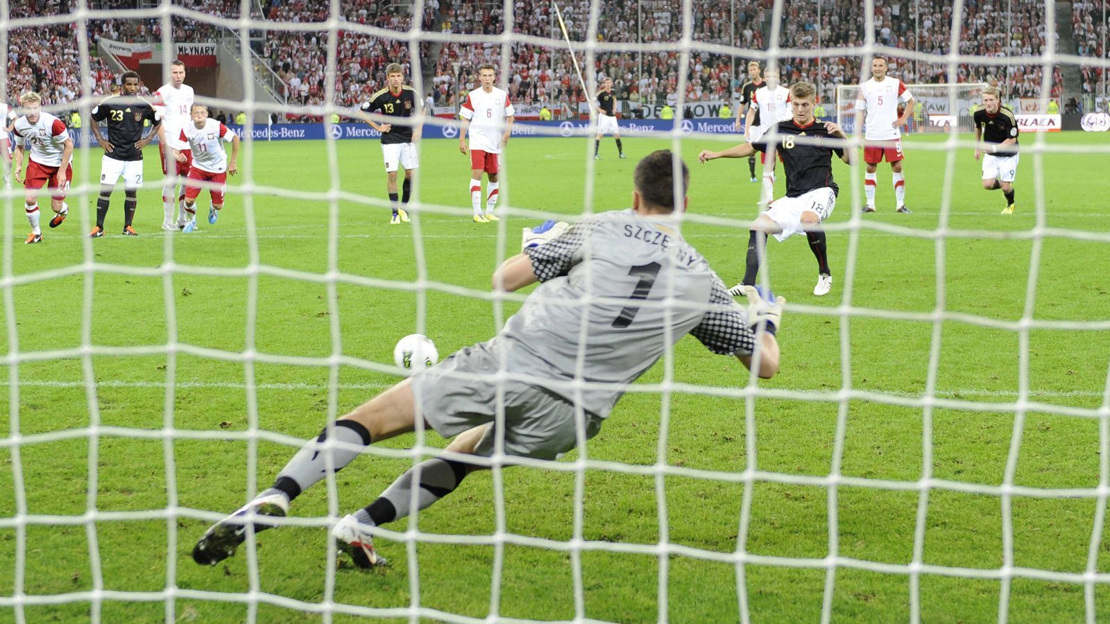 
                <strong>Tor-Premiere im DFB-Team</strong><br>
                Als Mittelfeldstratege und Spielmacher war und ist Toni Kroos seit gut einem Jahrzehnt in ganz Europa bekannt, als Torschütze nicht so sehr. Auch mit seinem ersten Länderspiel-Tor hat es daher etwas länger gedauert. Am 6. September 2011, also gut anderthalb Jahre nach seinem Länderspiel-Debüt, klappte es dann doch mit dem ersten Kroos-Tor in der Nationalmannschaft. Beim 2:2-Unentschieden im Testspiel gegen Polen erzielte Kroos in Danzig per Elfmeter den zwischenzeitlichen 1:1-Ausgleich. 
              