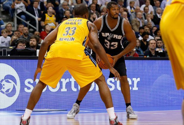 
                <strong>Enges Spiel zwischen Alba und den Spurs</strong><br>
                Es ging ganz schön knapp zu beim Testspiel zwischen Alba Berlin und den Spurs. Hier sucht gerade San Antonio-Star Boris Diaw mit aller Macht nach einem Mitspieler.
              